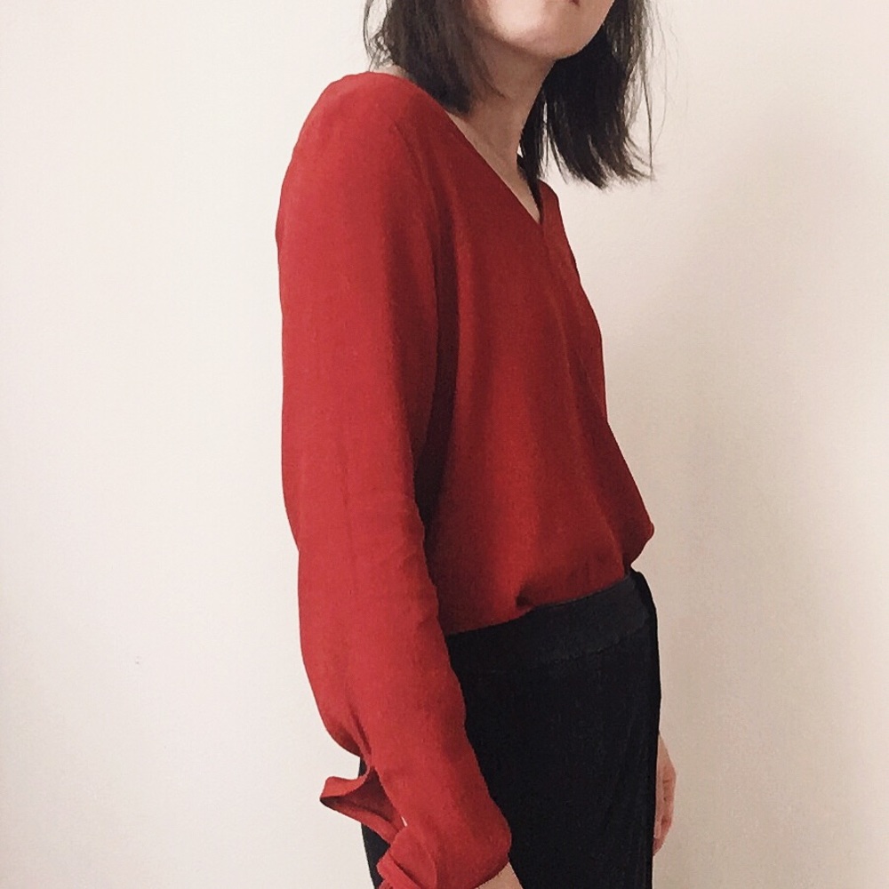 Cinnamon v-neck top w bows on Sleeve